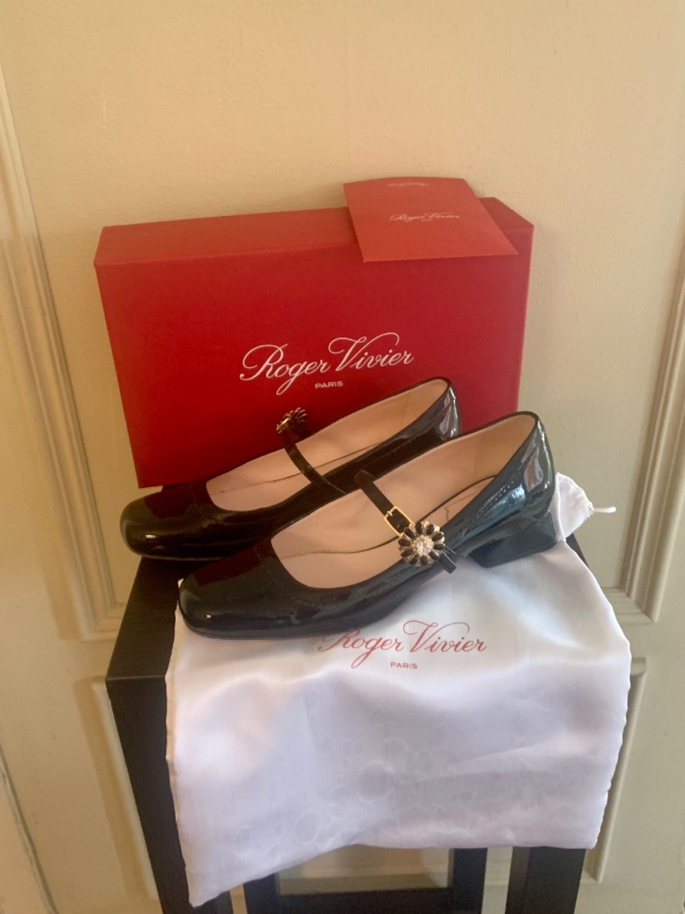 Stunning Très Vivier Mary Janes  (37 1/2 = 7 1/2).